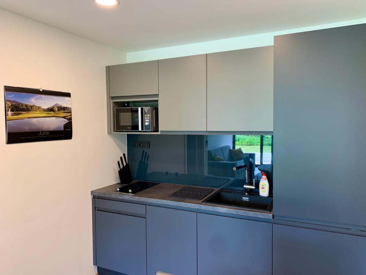 Teehouse Golf Apartment เชลาดนา ภายนอก รูปภาพ